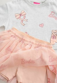Grå bomulds T-shirt med pink grafik og en pink tyl-underdel. Indeholder sløjfer og hjerter, elastisk talje og en blød tekstur.
