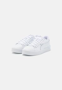 Baskets blanches avec une finition en cuir lisse, bout rond, semelle plate en caoutchouc et lacets robustes ; présentant un branding minimal et un panneau arrière texturé.