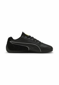 Zapatillas negras con una parte superior de cuero liso, acentos de ante y detalles en plata. Presenta una puntera redondeada y una suela de goma texturizada.