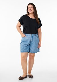 Svart kortärmad topp som matchas med bleka blå denimshorts. Shortsen har fickor, bälteshål och en rak passform. Stylad med leopardmönstrade ballerinatoppar.