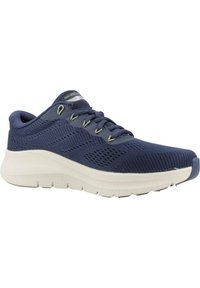 Scarpa da ginnastica blu navy con una tomaia in rete traspirante, suola bianca leggera e lacci grigi. Presenta sovrapposizioni testurizzate per il supporto.
