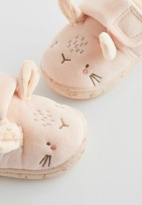 Chaussons pour bébé en tissu rose doux, ornés de visages de souris brodés et de petites oreilles en tissu, conçus pour le confort et la chaleur.