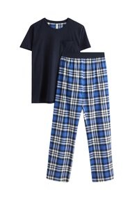 T-shirt bleu marine à manches courtes avec une poche poitrine, associée à un pantalon de pyjama à carreaux bleus avec des accents noirs et blancs, en tissu doux.