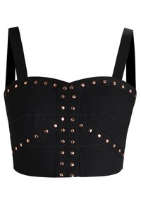 Černý zkrácený top s širokými ramínky, který má vodorovné a šikmé švy, zdobený měděnými nýty podél výstřihu a na přední části.