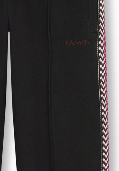 Un pantalon de survêtement noir arbore un logo bordeaux, avec des accents en chevrons roses et blancs le long des coutures latérales. Texture lisse.