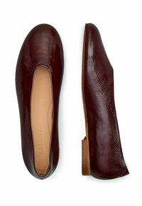 Bordowe skórzane baleriny z zaokrąglonym noskiem i wyciętymi detalami. Gładka tekstura z niskim, klejonym drewnianym obcasem i przeszytymi akcentami.