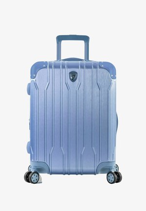 Valigia rigida color azzurro chiaro con righe verticali, manico retraibile e quattro ruote per il movimento. Presenta un logo sulla parte anteriore.