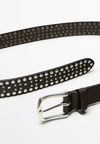 Cintura in pelle marrone con borchie argentate lungo tutta la lunghezza, dotata di una fibbia argentata lucida e di una superficie liscia.