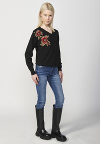 Koroshi Pulover - black