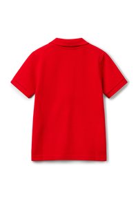 Polo shirt rosso a maniche corte con colletto, visto da dietro, su uno sfondo bianco.