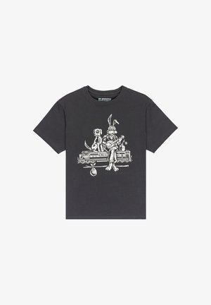 Tmavošedé bavlnené tričko s bielym grafickým dizajnom psa a rozprávkového zajačika, ktorí hrajú na gitaru na lavičke. Krátke rukávy, okrúhly výstrih.