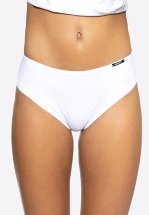 Weiße Baumwoll-Hipster-Briefs mit glatter Textur und elastischem Bund. Mit einem kleinen schwarzen Label an der Seite.
