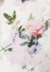 Stoff mit Blumenmuster, der pinke Rosen, sanfte lilafarbene Blüten und grüne Blätter auf einem hellen Hintergrund zeigt; glatte Textur, filigrane Details.