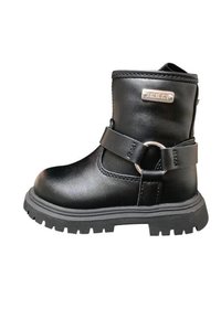 Stivaletto nero in pelle con cinturino e dettaglio fibbia metallica. Suola strutturata con battistrada spesso per una buona aderenza. Finitura superiore liscia, silhouette moderna.