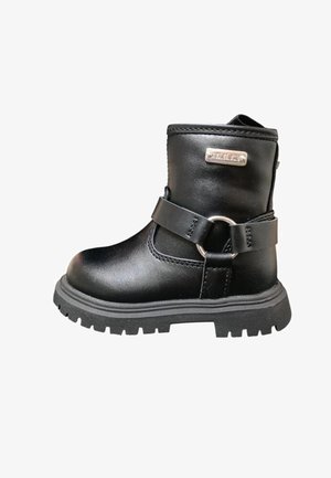 Stivaletto nero in pelle con cinturino e dettaglio fibbia metallica. Suola strutturata con battistrada spesso per una buona aderenza. Finitura superiore liscia, silhouette moderna.