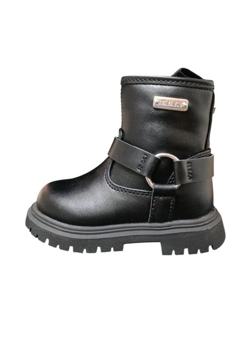 Stivaletto nero in pelle con cinturino e dettaglio fibbia metallica. Suola strutturata con battistrada spesso per una buona aderenza. Finitura superiore liscia, silhouette moderna.