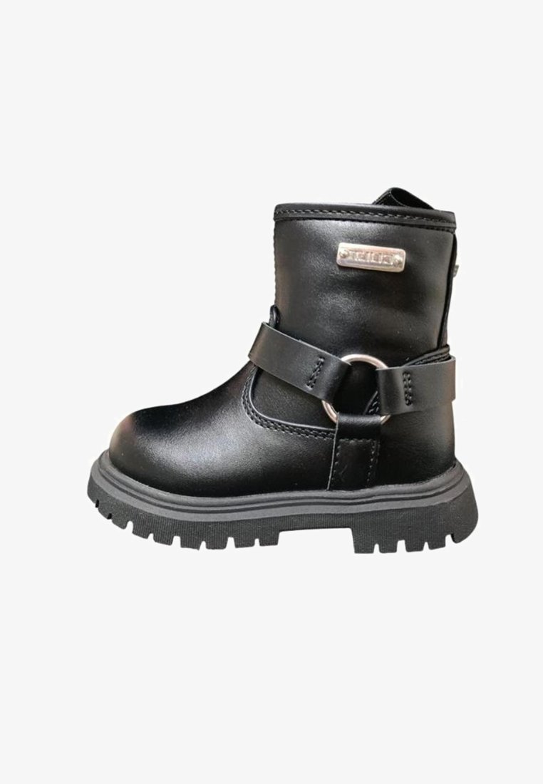 Stivaletto nero in pelle con cinturino e dettaglio fibbia metallica. Suola strutturata con battistrada spesso per una buona aderenza. Finitura superiore liscia, silhouette moderna.