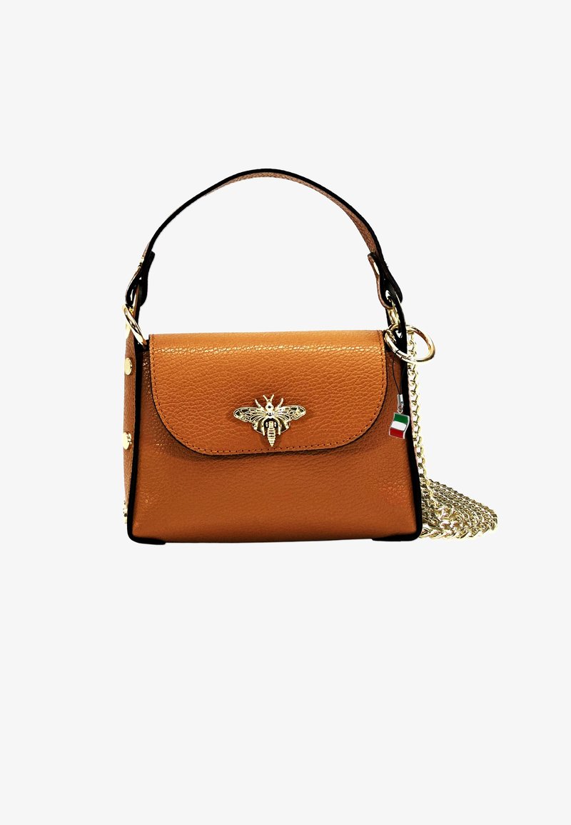 Kahakleurige leren handtas met een gouden bij-embleem, voorzien van een klep sluiting, kettinghengsel en hoekige gouden hardware accenten.