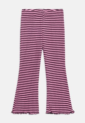 Dievčenské nohavice s ružovými a tmavofialovými vodorovnými pruhmi a rozšírenými nohavicami s volánikovými lemami, položené na bielom pozadí.