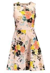 Kwiatowa sukienka w jasnoróżowym materiale, bez rękawów, z kolorowymi kwiatami w odcieniach pomarańczowym, żółtym i czarnym oraz subtelnym detalem przy dekolcie.
