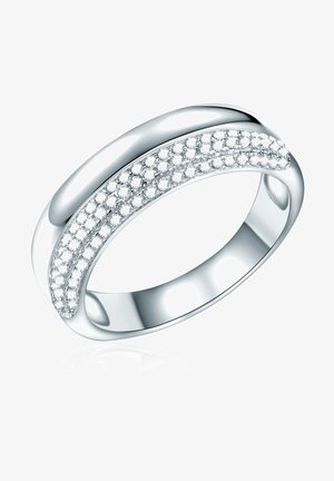 Anillo de banda de plata con un diseño suave y una fila de pequeñas piedras preciosas claras engastadas en el centro. Acabado pulido con una superficie reflectante.