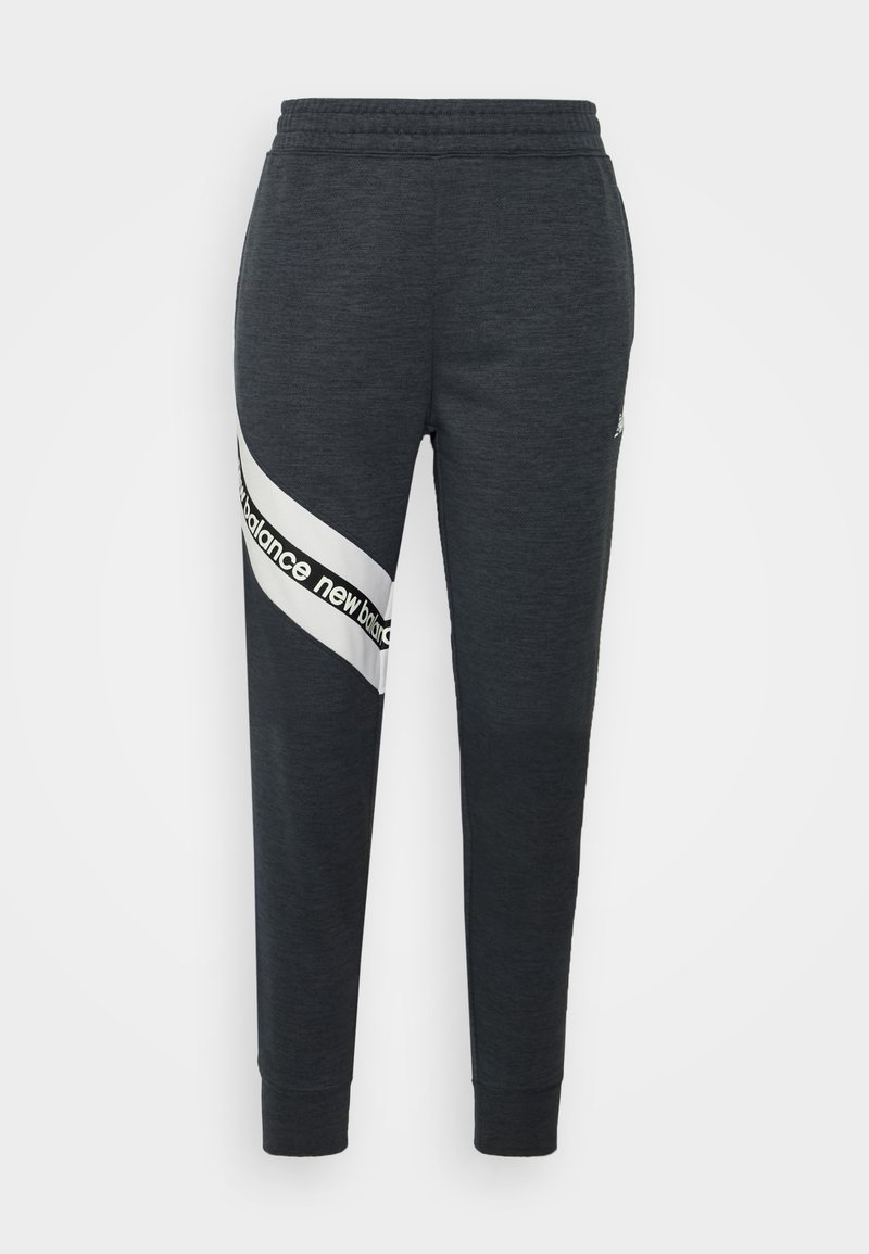 Tmavě šedé tepláky s tapered střihem, s bílým diagonálním pruhem a textem "new balance" v černé barvě. Vyrobeny z texturované tkaniny.