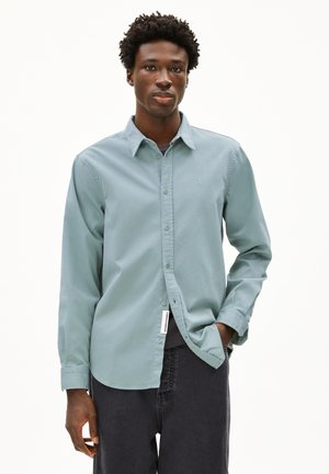 Lichtgroen katoenen overhemd met knopen, een kraag, lange mouwen en een klein logo. Gecombineerd met donkere jeans voor een casual uitstraling.