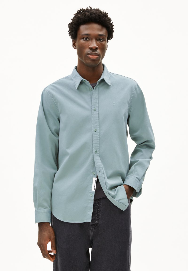 Lichtgroen katoenen overhemd met knopen, een kraag, lange mouwen en een klein logo. Gecombineerd met donkere jeans voor een casual uitstraling.