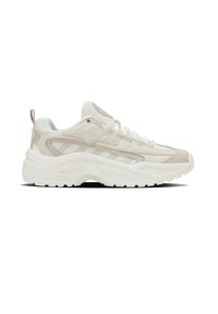 Bílo-beige chunky tenisky s meshovými a semišovými překrytími, tlustou tvarovanou podrážkou, šněrováním a poutkem na patě.