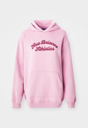 Roze hoodie met voorste kangoeroezak en de tekst "New Balance Athletics" in donkerroze op de borst.