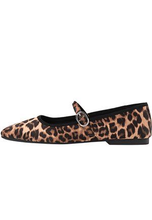 Zapato tipo bailarina con estampado de leopardo, suela plana, punta redonda y una correa estilo Mary Jane asegurada con una hebilla plateada. Material suave.