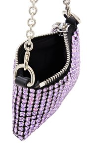 Borsa a tracolla decorata con cristalli viola, con interno nero, chiusura con zip e tracolla in catena argentata, caratterizzata da una forma elegante e angolare.