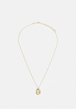 Collana d'oro con un pendente ovale che presenta una 'A' centrale e accenti decorativi circostanti. Design della catena delicato con chiusura.