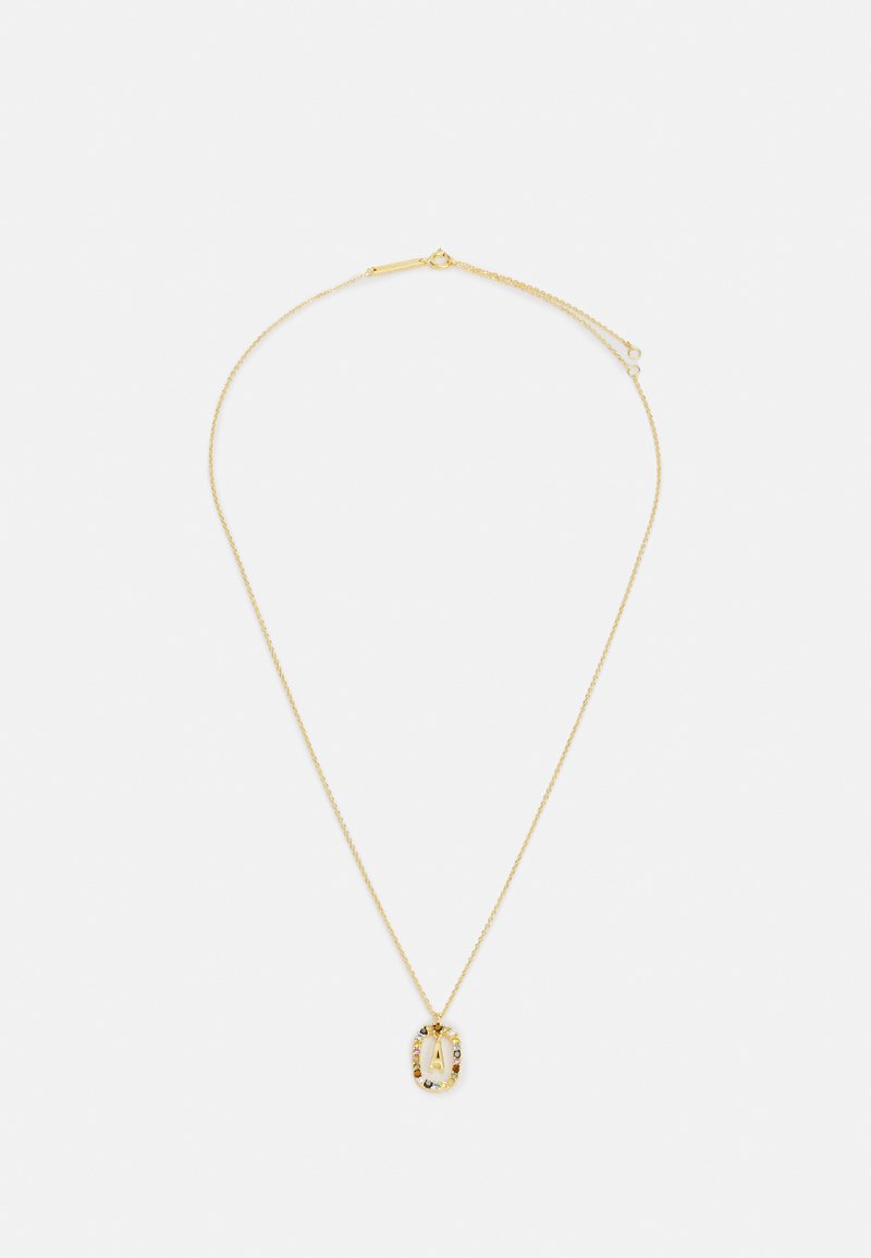 Collana d'oro con un pendente ovale che presenta una 'A' centrale e accenti decorativi circostanti. Design della catena delicato con chiusura.