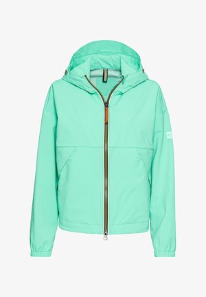 Mintgroene lichtgewicht jas, voorzien van een capuchon, een voorrits met een tan leren trekker en elastische manchetten. Gladde, waterafstotende stof.