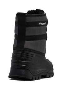 Czarne zimowe buty z textured cholewką, wyściełanym kołnierzem i twardą gumową podeszwą. Posiada elastyczne paski i detale z logo z boku.