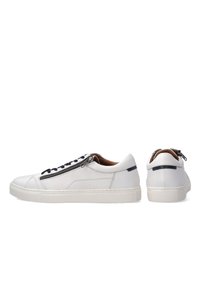 Hvide lædersneakers med marineblå snørebånd og en sidelukning. Har en tekstureret overflade og en tyk gummisål med minimale detaljer.