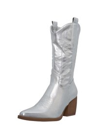 Botas de vaquero metálicas plateadas con puntera puntiaguda y detalles texturizados, que cuentan con un tacón bloque de altura media y tiradores para ponerlas.