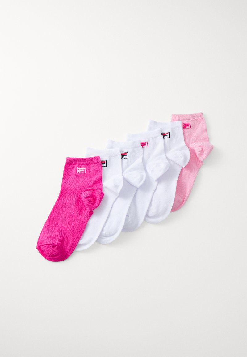 Cinco pares de meias de tornozelo: um par rosa e quatro brancos. Material de algodão suave e leve, com etiquetas de marca contrastantes em cada meia.