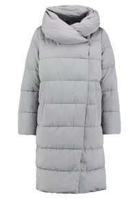 Světle šedý péřový kab�át s vysokým límcem, prošívanou strukturou a volným střihem. Má široké rukávy a jednu přední kapsu.