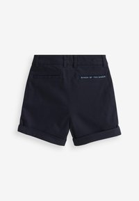 Pantaloni corti blu navy con orlo arrotolato, dotati di due tasche posteriori e un'etichetta che recita "BAKER BY TED BAKER" in blu a contrasto.