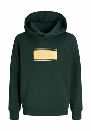 Mørkegrøn hættetrøje med lange ærmer og en gul rektangulær logo-patch med teksten "JACK & JONES" på brystet.
