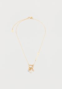 Λεπτή χρυσή αλυσίδα με κούμπωμα σε σχήμα καρδιάς, μικρή πέρλα, λευκό μενταγιόν καρδιά, ροζ μενταγιόν κλειδί και λεπτομέρεια βέλους στην αλυσίδα.