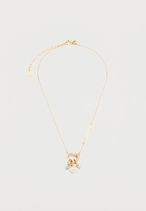 Nežen zlati verižni ogrlica s sponko v obliki srca, majhno biserno perlo, belo srcno obeskom, roza obeskom v obliki ključa in detajlom puščice na verižici.