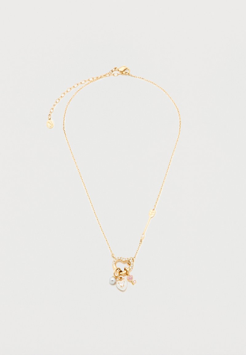 Λεπτή χρυσή αλυσίδα με κούμπωμα σε σχήμα καρδιάς, μικρή πέρλα, λευκό μενταγιόν καρδιά, ροζ μενταγιόν κλειδί και λεπτομέρεια βέλους στην αλυσίδα.