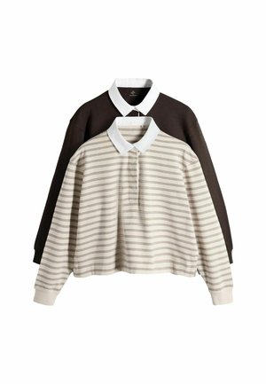 To polo shirts med lange ærmer, den ene cremefarvet med tynde horisontale striber, den anden ensfarvet mørkebrun, begge med hvide kraver, lagt fladt overlappende.