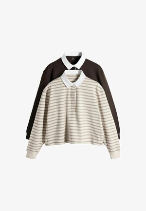 Două tricouri polo cu mâneci lungi, unul crem cu dungi orizontale subțiri, unul maro închis uni, ambele cu guler alb, așezate una peste alta, plate.