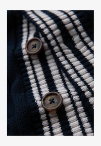 Non sélectionné, navy white