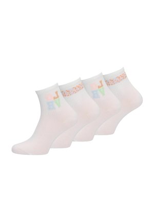 Cztery pary białych skarpetek do kostek z pastelowym napisem "LOVE" oraz brzoskwiniowym kwiatowym wzorem wzdłuż górnej krawędzi.