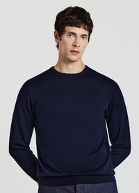 Marineblauer Pullover mit langen Ärmeln und rundem Ausschnitt, aus einem glatten, leichtgewichtigen Stoff gefertigt, mit lockerem Sitz und dezenten Rippenakzenten.